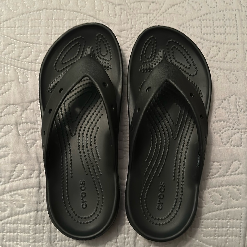 Crocs flip flops black: men’s 6, women’s 8